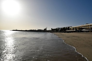Radisson Blu Beach Resort, Dibba, El Fujairah, Birleşik Arap Emirlikleri 21 Mart 2021, sahil ve deniz manzarası (Umman Körfezi) tatil beldesi oteli