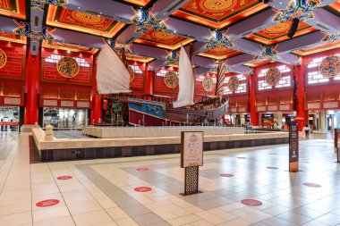 İbn Battuta AVM, Dubai, Birleşik Arap Emirlikleri, 29 Mart 2021, Dubai, Çin, Hindistan, Mısır, İran, Tunus ve Endülüs olmak üzere Dubai 'deki en güzel alışveriş merkezlerinden biridir.