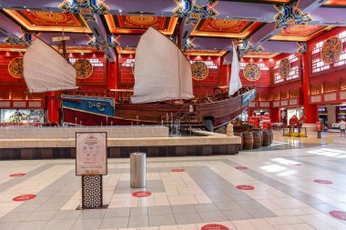 İbn Battuta AVM, Dubai, Birleşik Arap Emirlikleri, 29 Mart 2021, Dubai, Çin, Hindistan, Mısır, İran, Tunus ve Endülüs olmak üzere Dubai 'deki en güzel alışveriş merkezlerinden biridir.