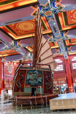 İbn Battuta AVM, Dubai, Birleşik Arap Emirlikleri, 29 Mart 2021, Dubai, Çin, Hindistan, Mısır, İran, Tunus ve Endülüs olmak üzere Dubai 'deki en güzel alışveriş merkezlerinden biridir.