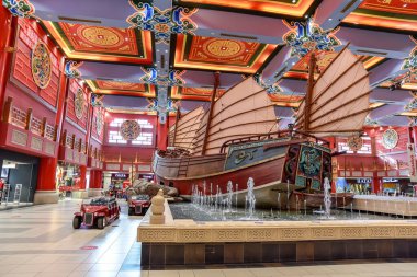 İbn Battuta AVM, Dubai, Birleşik Arap Emirlikleri, 29 Mart 2021, Dubai, Çin, Hindistan, Mısır, İran, Tunus ve Endülüs olmak üzere Dubai 'deki en güzel alışveriş merkezlerinden biridir.