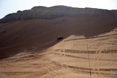 Dubai, Birleşik Arap Emirlikleri 2 Nisan 2021 sabah erken saatlerde BAE 'nin en iyi eğlence yerlerinden biri olan BAE off-road araçlarıyla Nazwa ve Pembe Kaya Çölü' nde kum tepeleme eylemi