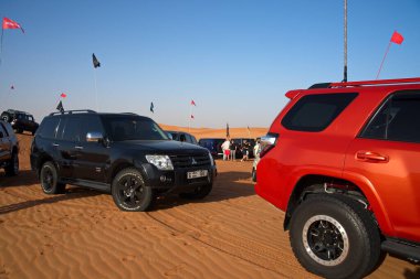 Dubai, Birleşik Arap Emirlikleri 2 Nisan 2021 sabah erken saatlerde BAE 'nin en iyi eğlence yerlerinden biri olan BAE off-road araçlarıyla Nazwa ve Pembe Kaya Çölü' nde kum tepeleme eylemi