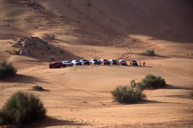 Dubai, Birleşik Arap Emirlikleri 2 Nisan 2021 sabah erken saatlerde BAE 'nin en iyi eğlence yerlerinden biri olan BAE off-road araçlarıyla Nazwa ve Pembe Kaya Çölü' nde kum tepeleme eylemi