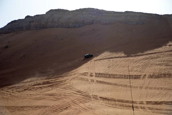 Dubai, Birleşik Arap Emirlikleri 2 Nisan 2021 sabah erken saatlerde BAE 'nin en iyi eğlence yerlerinden biri olan BAE off-road araçlarıyla Nazwa ve Pembe Kaya Çölü' nde kum tepeleme eylemi