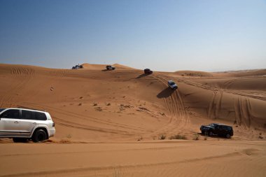 Dubai, Birleşik Arap Emirlikleri 9 Nisan 2021 Mitsubishi Pajero, sabahın erken saatlerinde Al Madam Desert 'in etrafında BAE off-road' cularla kum tepelemesi, BAE 'nin en iyi eğlencelerinden biri.