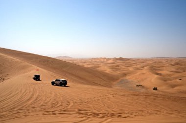 Dubai, Birleşik Arap Emirlikleri 9 Nisan 2021 Mitsubishi Pajero, sabahın erken saatlerinde Al Madam Desert 'in etrafında BAE off-road' cularla kum tepelemesi, BAE 'nin en iyi eğlencelerinden biri.