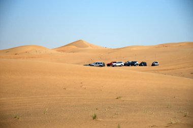 Dubai, Birleşik Arap Emirlikleri 9 Nisan 2021 Mitsubishi Pajero, sabahın erken saatlerinde Al Madam Desert 'in etrafında BAE off-road' cularla kum tepelemesi, BAE 'nin en iyi eğlencelerinden biri.