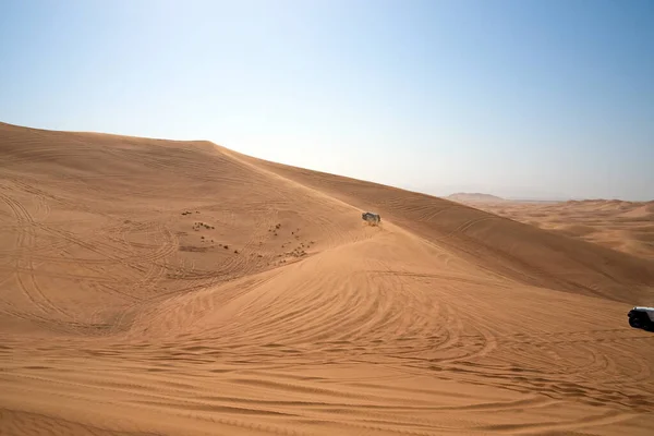2021年4月9日清晨 三菱Pajero在阿拉伯联合酋长国迪拜附近的Al Madam沙漠一带与阿联酋越野车进行了脱险和沙丘冲撞 这是阿联酋最好的景点之一 — 图库照片