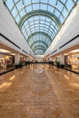 Dubai, Birleşik Arap Emirlikleri 12 Mayıs 2021 Kutsal Ramazan ayı boyunca Emirlik alışveriş merkezinin içi ve dükkanların manzarası.