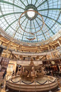 Dubai, Birleşik Arap Emirlikleri 12 Mayıs 2021 Kutsal Ramazan ayı boyunca Emirlik alışveriş merkezinin içi ve dükkanların manzarası.