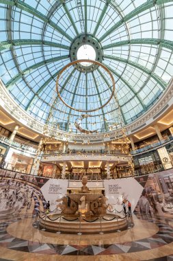 Dubai, Birleşik Arap Emirlikleri 12 Mayıs 2021 Kutsal Ramazan ayı boyunca Emirlik alışveriş merkezinin içi ve dükkanların manzarası.