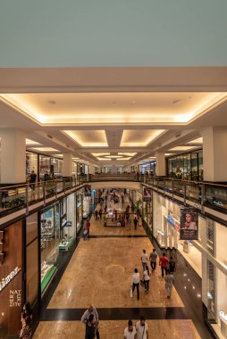 Dubai, Birleşik Arap Emirlikleri 12 Mayıs 2021 Kutsal Ramazan ayı boyunca Emirlik alışveriş merkezinin içi ve dükkanların manzarası.