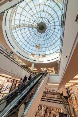 Dubai, Birleşik Arap Emirlikleri 12 Mayıs 2021 Kutsal Ramazan ayı boyunca Emirlik alışveriş merkezinin içi ve dükkanların manzarası.