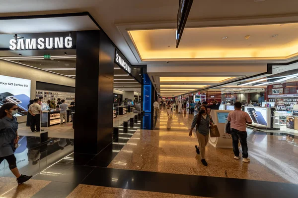 Dubai, Birleşik Arap Emirlikleri 12 Mayıs 2021 Samsung AVM of Emirates alışveriş merkezinden perakende satış yapıyor.