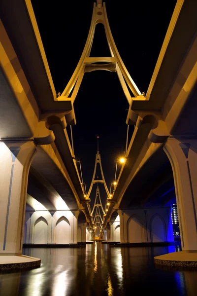 Business Bay Bridge dalla base di notte con lunga esposizione — Foto Stock