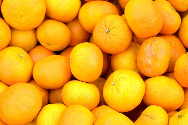 Čerstvý pomeranč připravena k prodeji — Stock fotografie