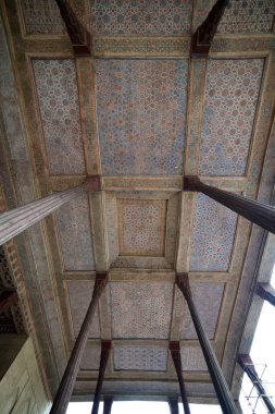 İsfahan İran 11 Aralık 2025 tarihi Chehel Sotoun Sarayı 'nı ziyaret eden turistler 17. yüzyıl Safevi çadırı ve UNESCO Dünya Mirası sahası