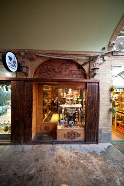 İsfahan 'ın kalbinde yer alan Naqsh-e Cihan Meydanı, dünyanın en büyük ve en önemli meydanlarından biridir. 17. yüzyılın başlarında Şah Abbas tarafından inşa edilen bina, anıtsal binalar ve iki katlı bir atari salonu ile çevrilidir.