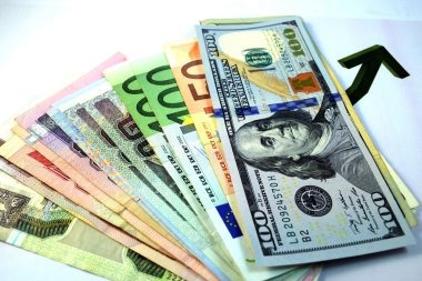 Yakın çeşitli para birimi banknot ve madeni paraların, farklı ülkelerden