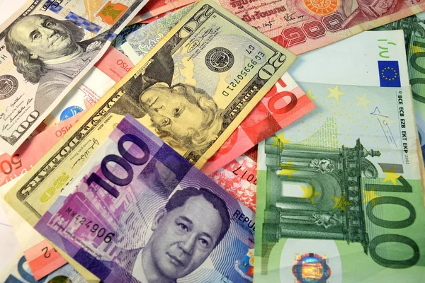 Primer plano de varios billetes y monedas de diferentes países —  Fotos de Stock