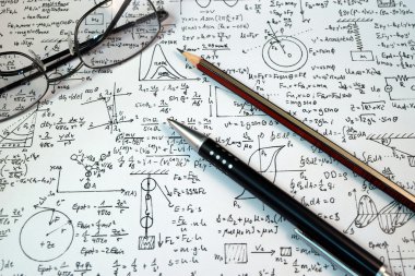 Gözüne gözlük, kalem ve kurşun kalem formülü ile hesap makinesi üzerinde