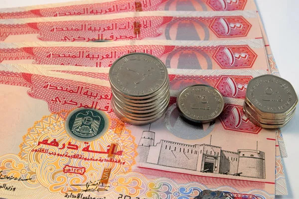 Primer plano de varios billetes y monedas de los Emiratos Árabes Unidos — Foto de Stock