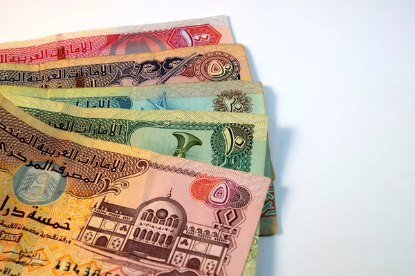 Primer plano de varios billetes y monedas de los Emiratos Árabes Unidos — Foto de Stock