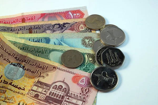 Primer plano de varios billetes y monedas de los Emiratos Árabes Unidos — Foto de Stock