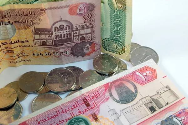 Primer plano de varios billetes y monedas de los Emiratos Árabes Unidos — Foto de Stock