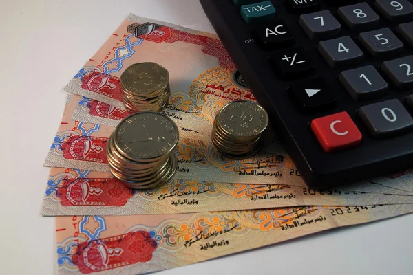 Nahaufnahme verschiedener Banknoten und Münzen aus den Vereinigten Arabischen Emiraten — Stockfoto