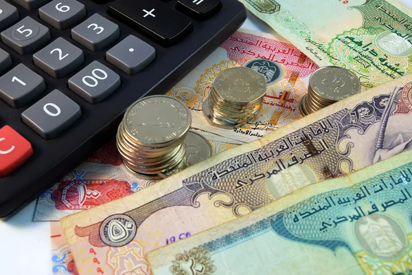 Крупним планом різні валюти банкнот і монет країні Об'єднані Арабські Емірати — стокове фото