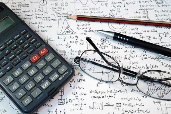 Ojo Gafas, pluma y lápiz sobre la Fórmula con calculadora — Foto de Stock