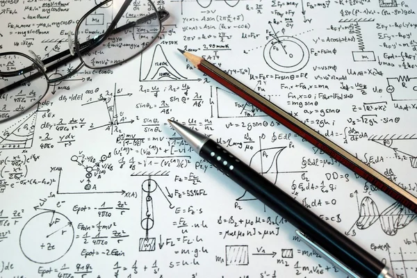 Brýle, pera a tužky nad vzorec s kalkulačkou — Stock fotografie