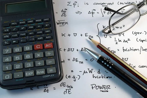 Ojo Gafas, pluma y lápiz sobre la Fórmula con calculadora — Foto de Stock