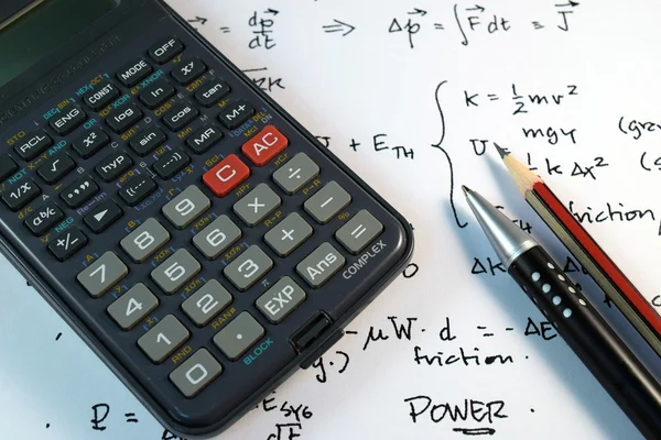 Ojo Gafas, pluma y lápiz sobre la Fórmula con calculadora — Foto de Stock