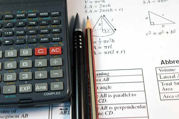 Ojo Gafas, pluma y lápiz sobre la Fórmula con calculadora — Foto de Stock