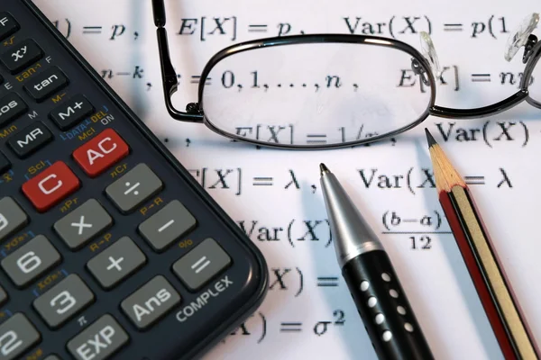 Ojo Gafas, pluma y lápiz sobre la Fórmula con calculadora — Foto de Stock