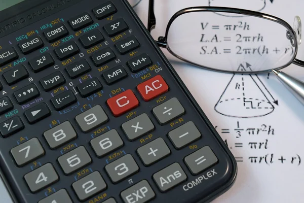 Ojo Gafas, pluma y lápiz sobre la Fórmula con calculadora — Foto de Stock