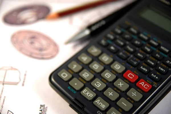 Ojo Gafas, pluma y lápiz sobre la Fórmula con calculadora — Foto de Stock