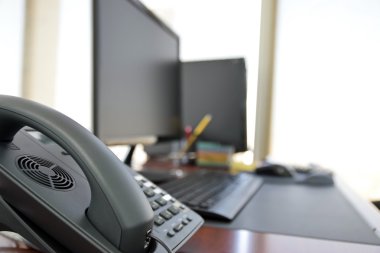 Ofis Masası bilgisayar ve diğer öğelerle gün