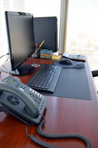 Офисный стол с компьютером и другими предметами в течение дня — стоковое фото