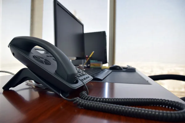 Ofis Masası bilgisayar ve diğer öğelerle gün