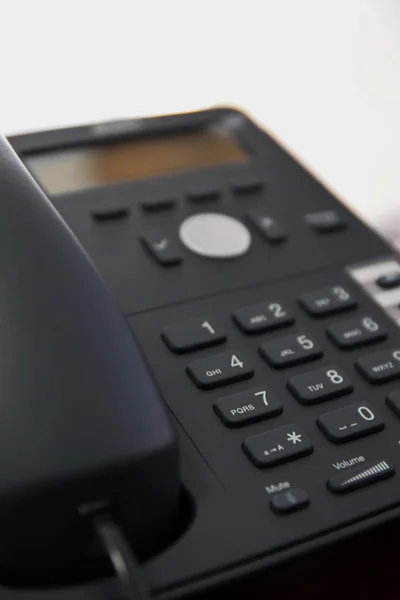 Fechar o telefone no escritório — Fotografia de Stock