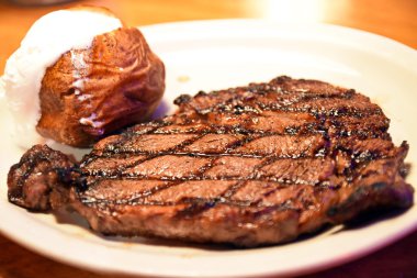 Kaburga ve püre patates restoranda kaburga eti