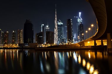 iş Körfezi ve Uluslararası Dubai Kongre ve Sergi Sarayı manzara geceleri, Dubai, Birleşik Arap Emirlikleri