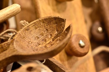 Tahta kaşık ve diğer öğeler kadar yakın