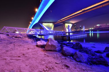Uzun pozlama, Dubai, Birleşik Arap Emirlikleri ile gece Bankası köprüsünden Garhoud