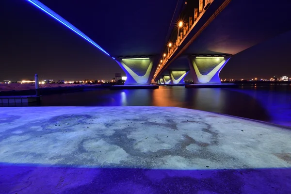 Ponte Garhoud da base à noite com longa exposição, Dubai, Emirados Árabes Unidos — Fotografia de Stock