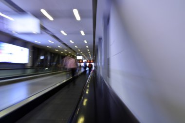 Walkalator veya Auto-yürüyüş uzun pozlama, Dubai, Birleşik Arap Emirlikleri Dubai Alışveriş Merkezi Metro istasyonunda